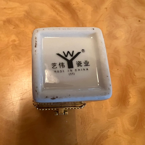 Handpainted Yellow Floral Ceramic Keepsake Box - Picture 4 of 7